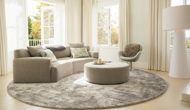 Круглые ковры: 5 способов интегрировать их в современный интерьер